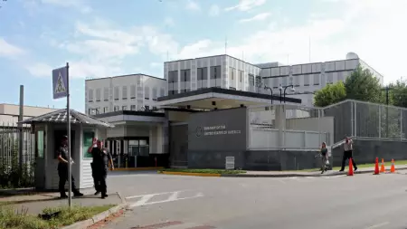 Семьям американских дипломатов приказано покинуть Украину